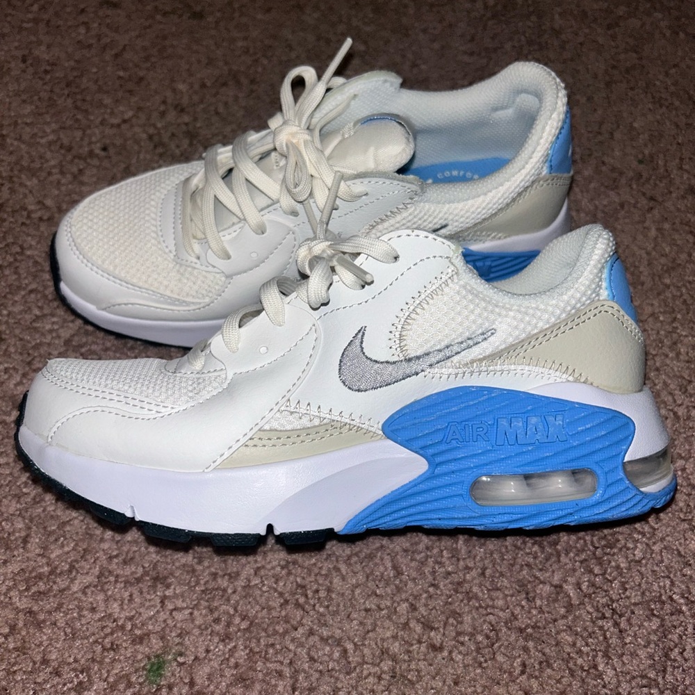 Brand neww nike air maxes. never worn. blue and white. women’s size 5.